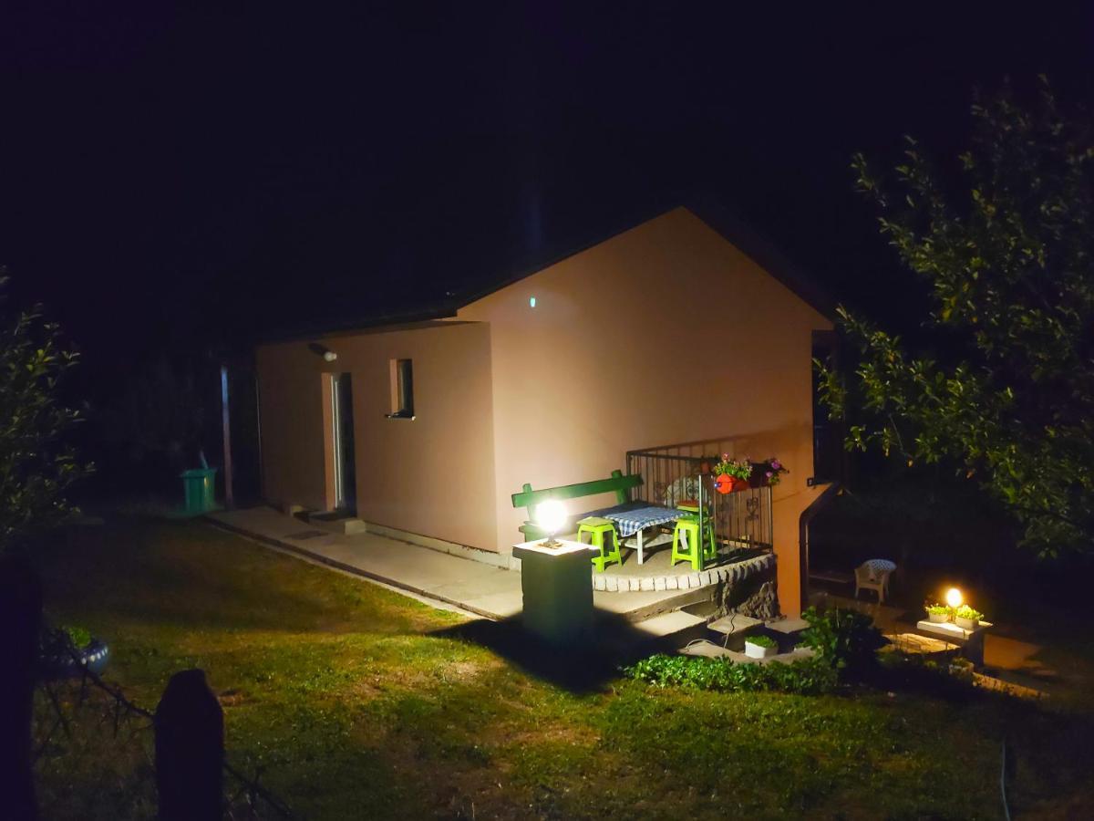 Privatni Smjestaj "Mratinje" Guest House Pluzine Exterior photo